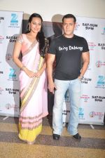 Salman Khan and Sonakshi Sinha on the sets of Sa Re Ga Ma in Famous on 10th Dec 2012 (24).JPG